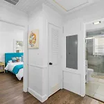Chic Modern House Close To Beaches & Downtown