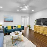 Chic Modern House Close To Beaches & Downtown