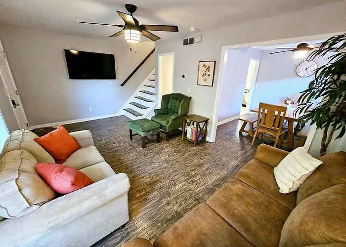 Madrona\'S Park Circle Place- Fenced & Convenient