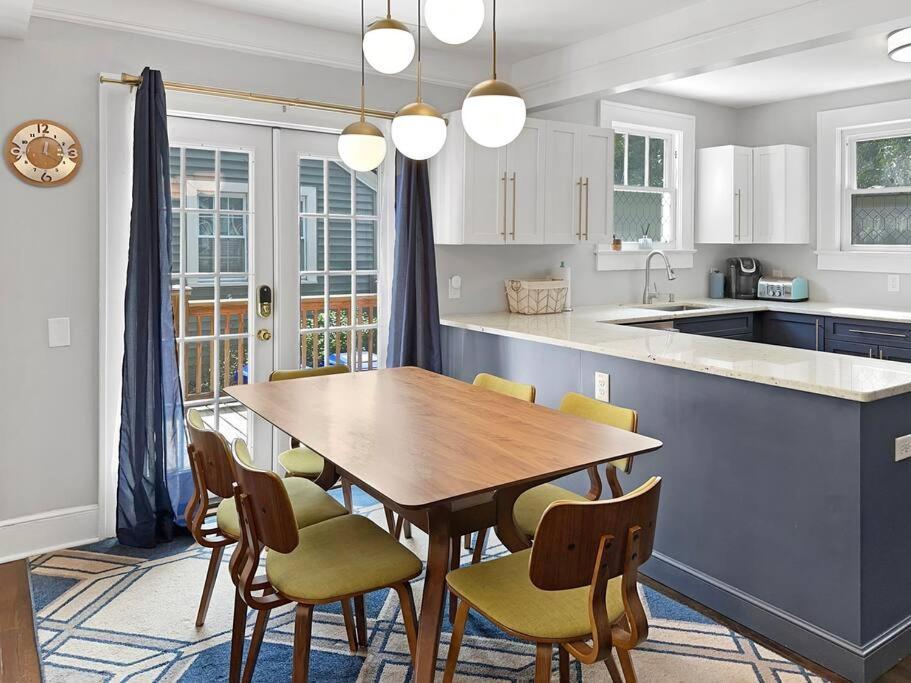 Holiday home Location! Minutes To Downtown And Folly