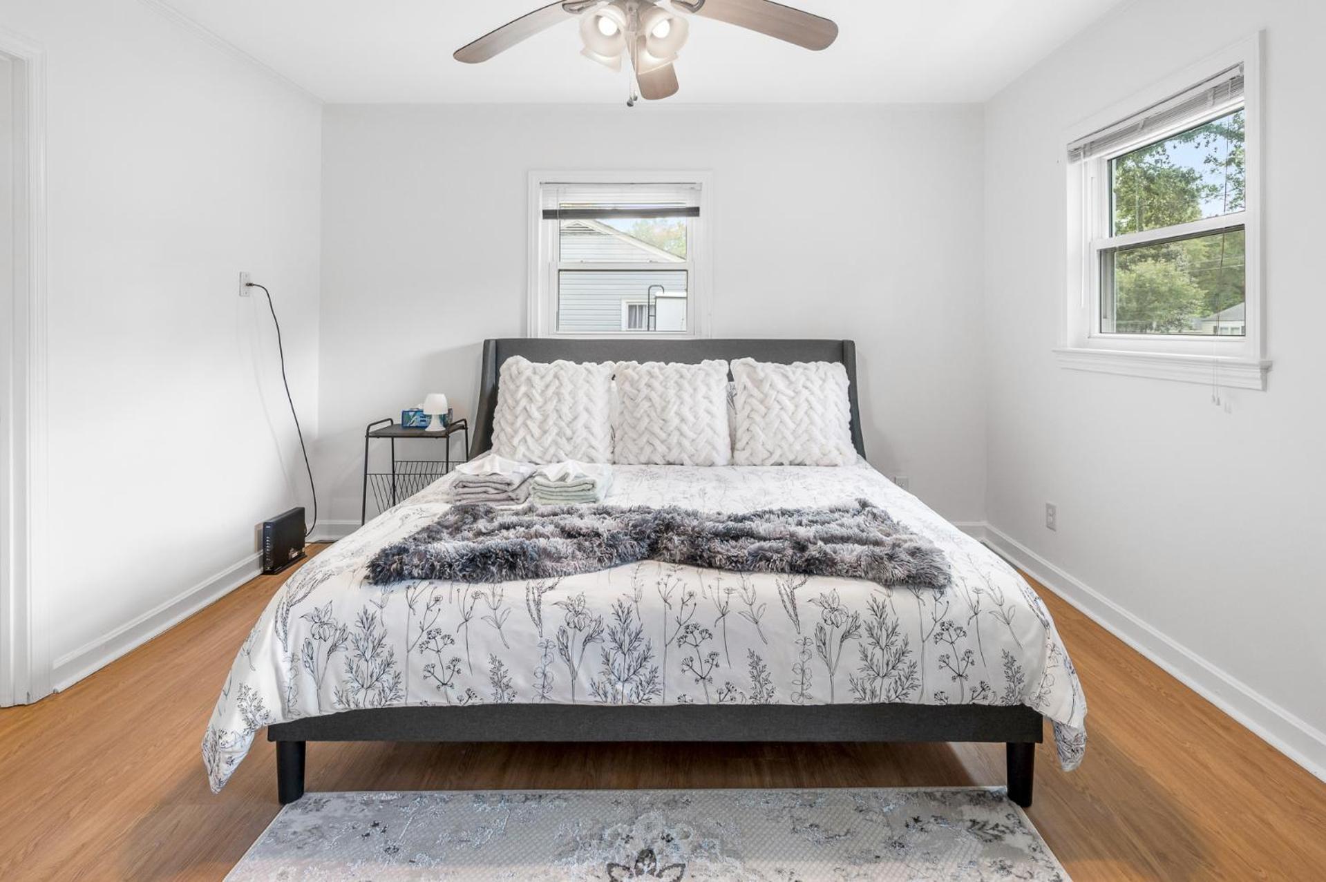 Southern Charm Getaway- 3br In Park Circle Apartment *