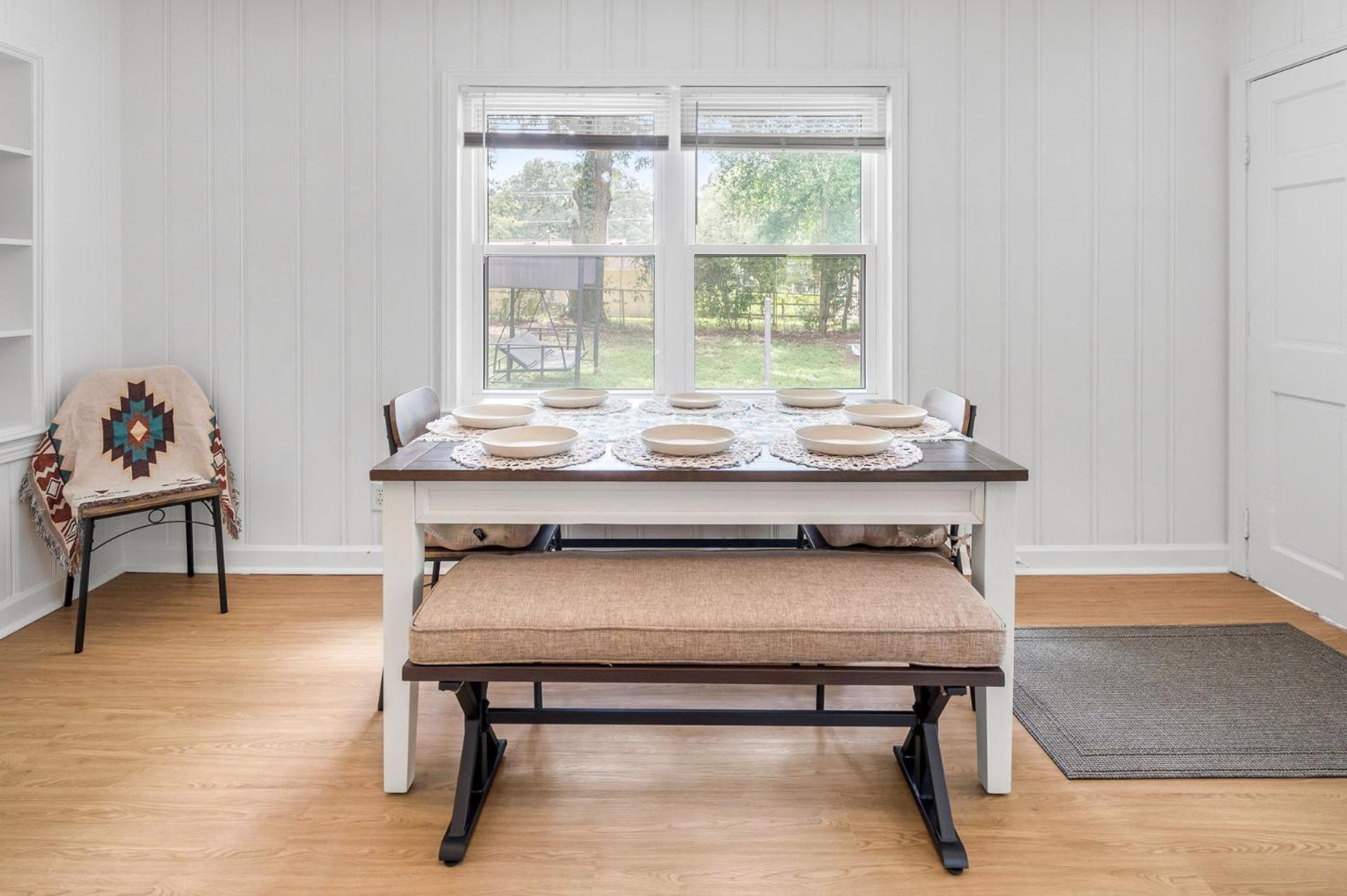 Southern Charm Getaway- 3br In Park Circle Apartment