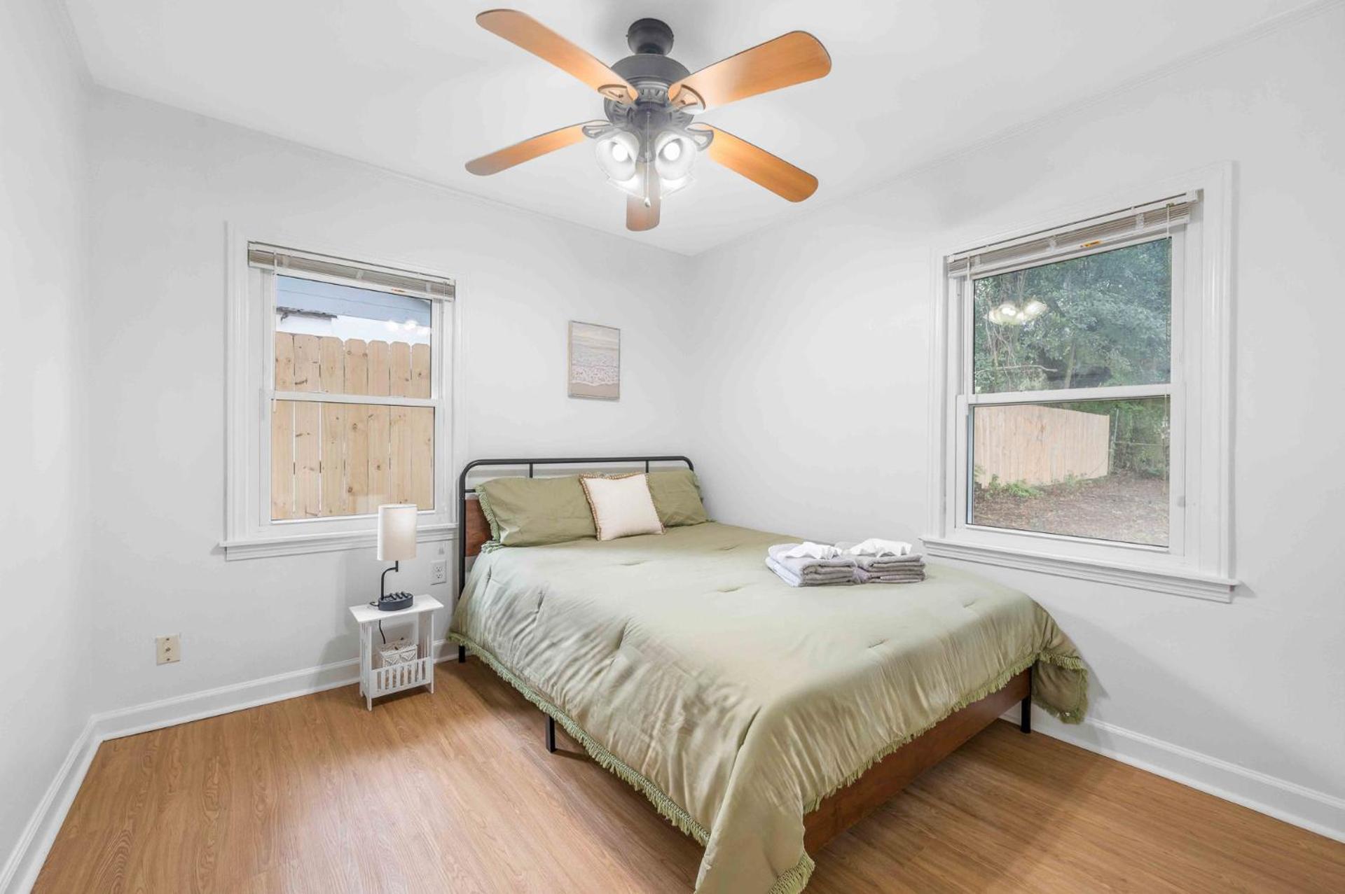 Southern Charm Getaway- 3br In Park Circle Apartment *