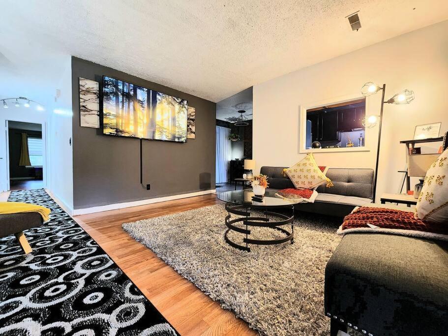 Hi-tek Manor B - Prime Location - 2-75 Inch 4k Tvs