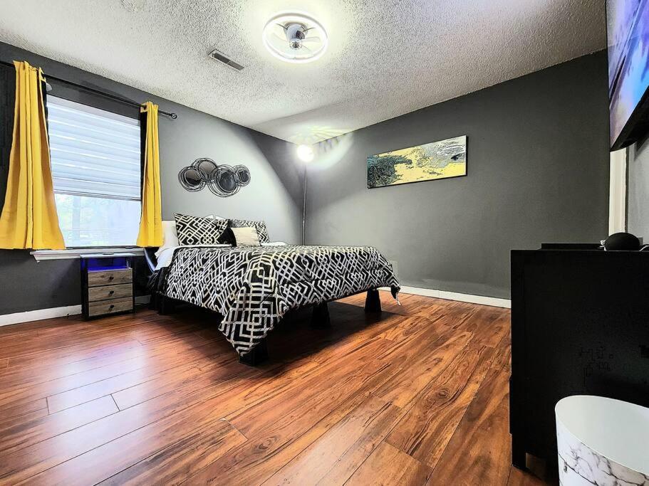 Hi-tek Manor B - Prime Location - 2-75 Inch 4k Tvs