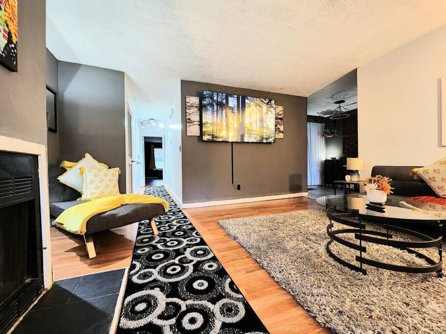 Hi-tek Manor B - Prime Location - 2-75 Inch 4k Tvs * Charleston
