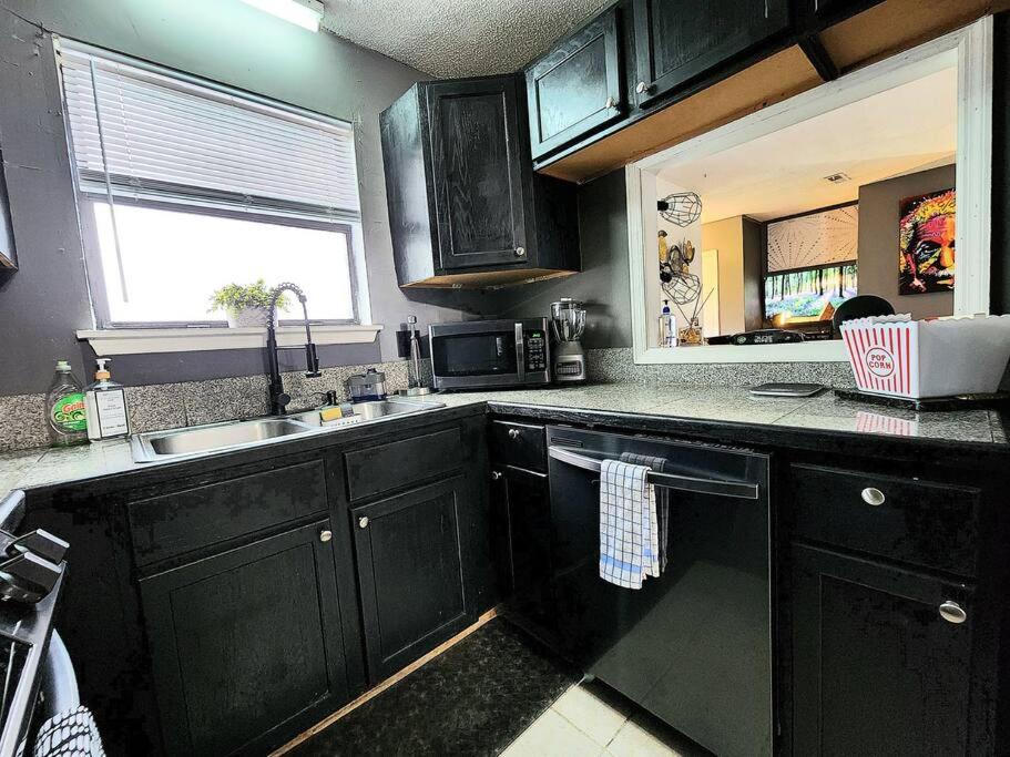 Hi-tek Manor B - Prime Location - 2-75 Inch 4k Tvs Holiday home Charleston