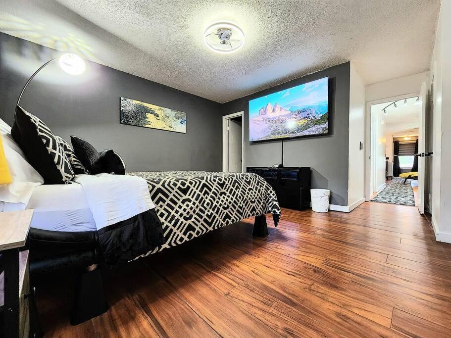 Hi-tek Manor B - Prime Location - 2-75 Inch 4k Tvs Charleston