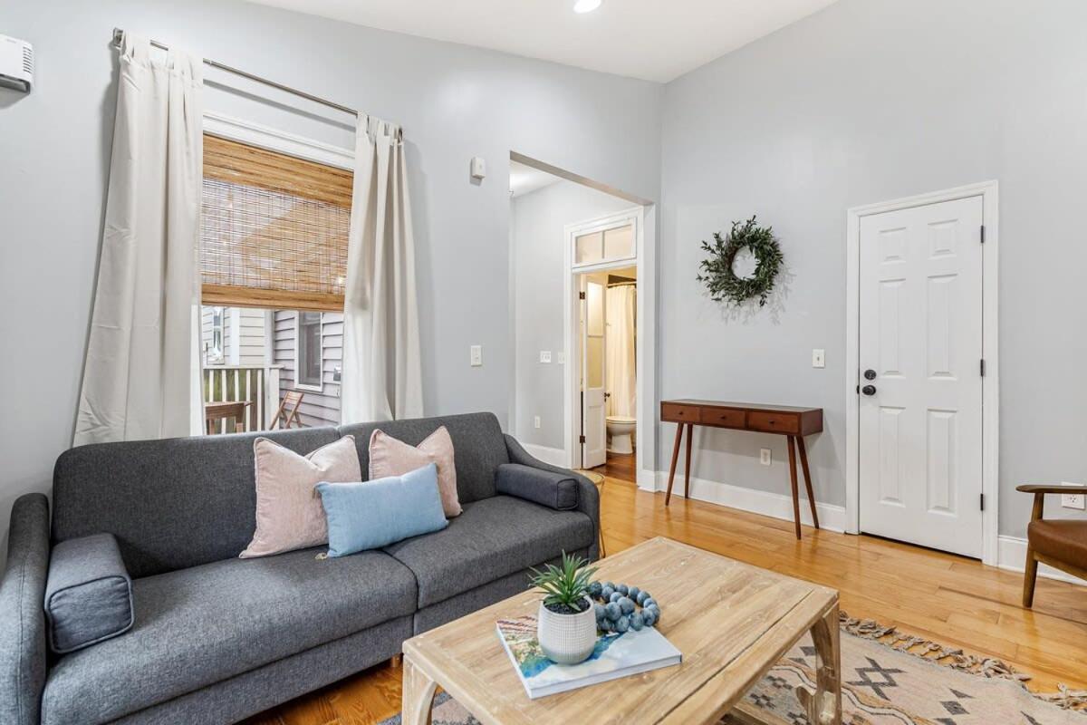 Apartment Spacious And Quiet One Block Off King Street
