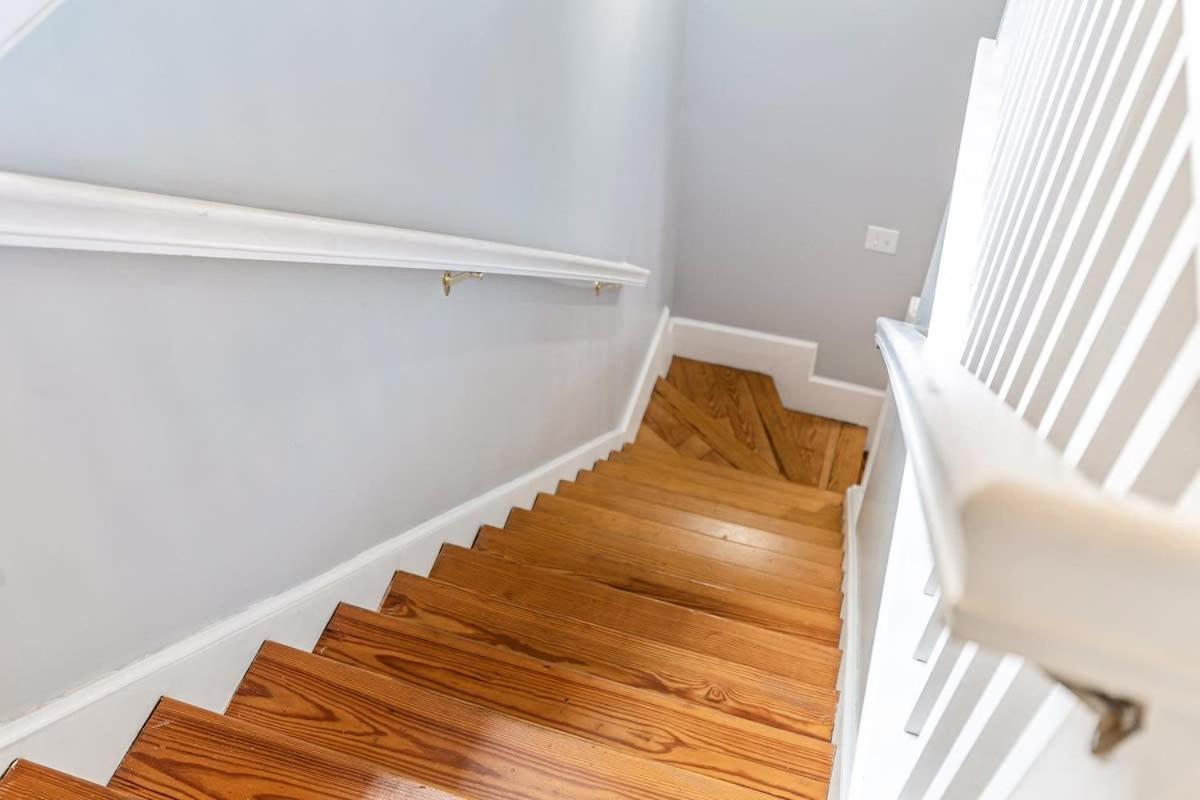 Apartment Spacious And Quiet One Block Off King Street