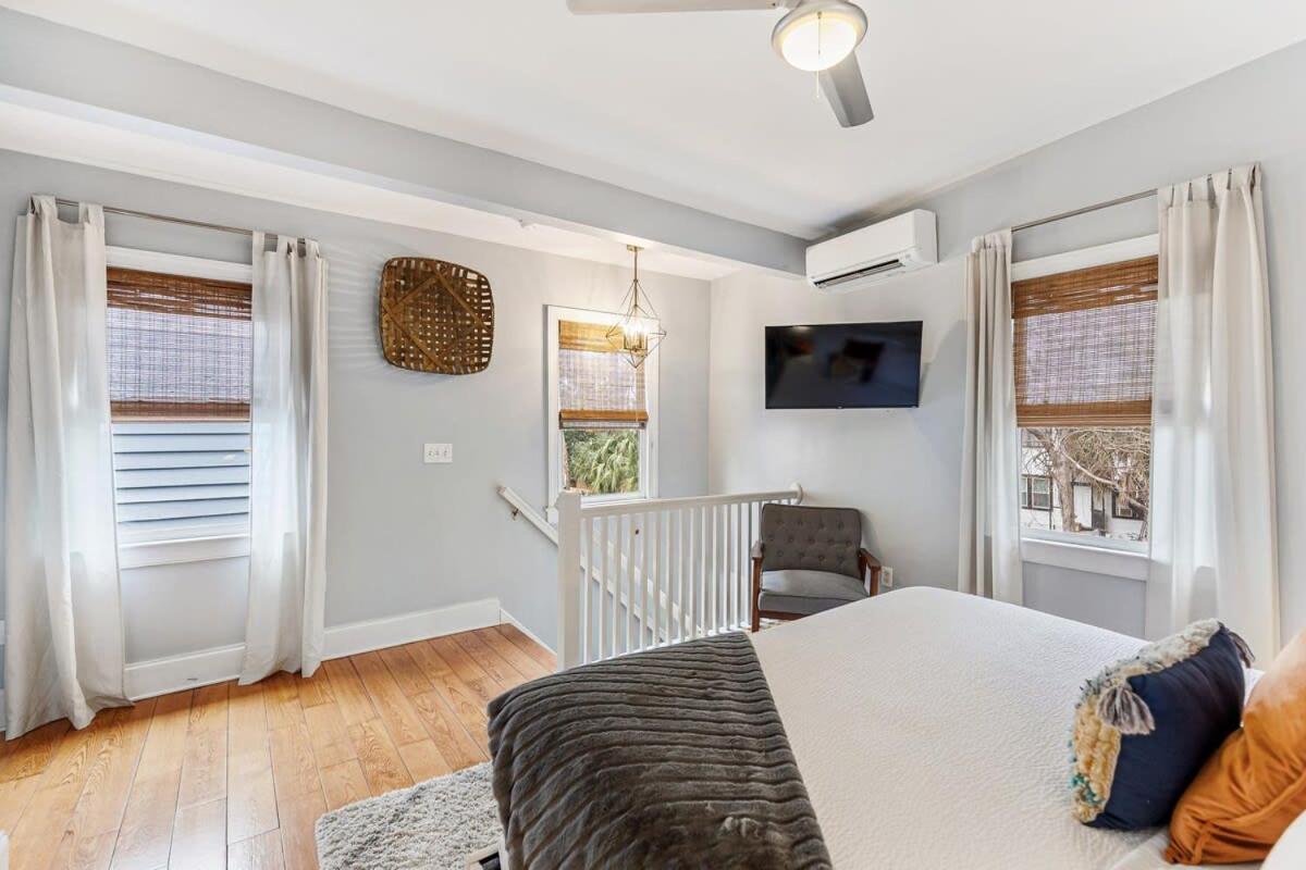 Spacious And Quiet One Block Off King Street