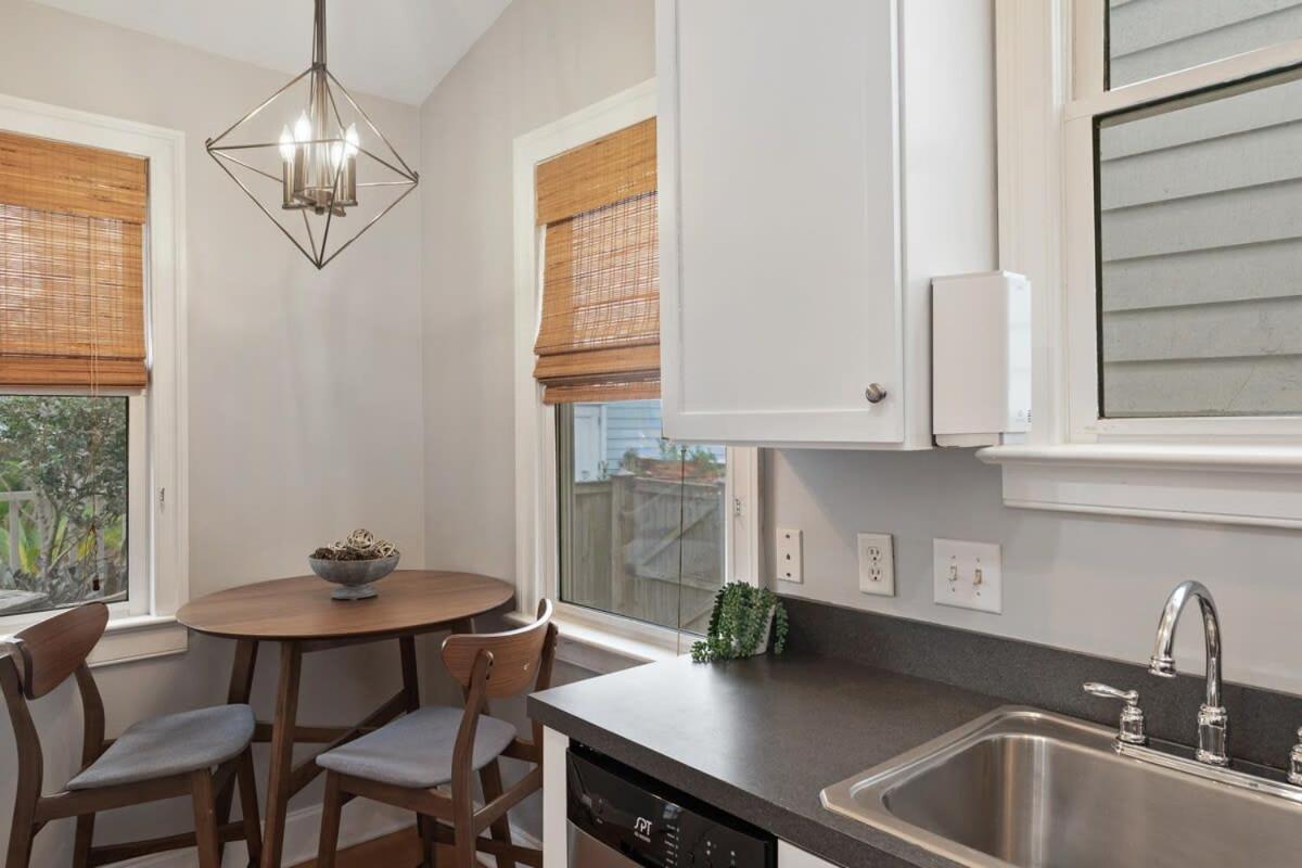 Apartment Spacious And Quiet One Block Off King Street