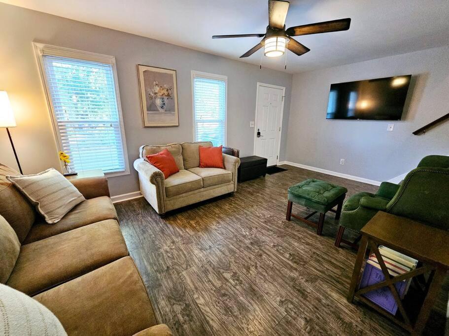 Madrona's Park Circle Place- Fenced & Convenient