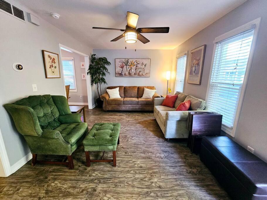 Holiday home Madrona's Park Circle Place- Fenced & Convenient *