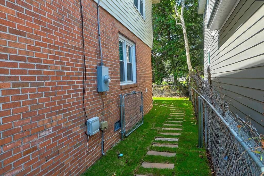 Madrona's Park Circle Place- Fenced & Convenient * Charleston