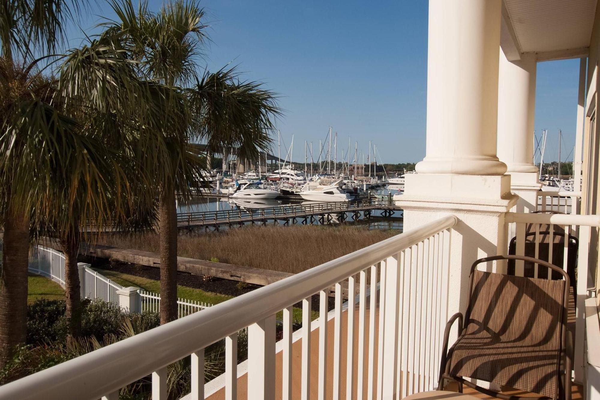 Courtyard Waterfront 3*