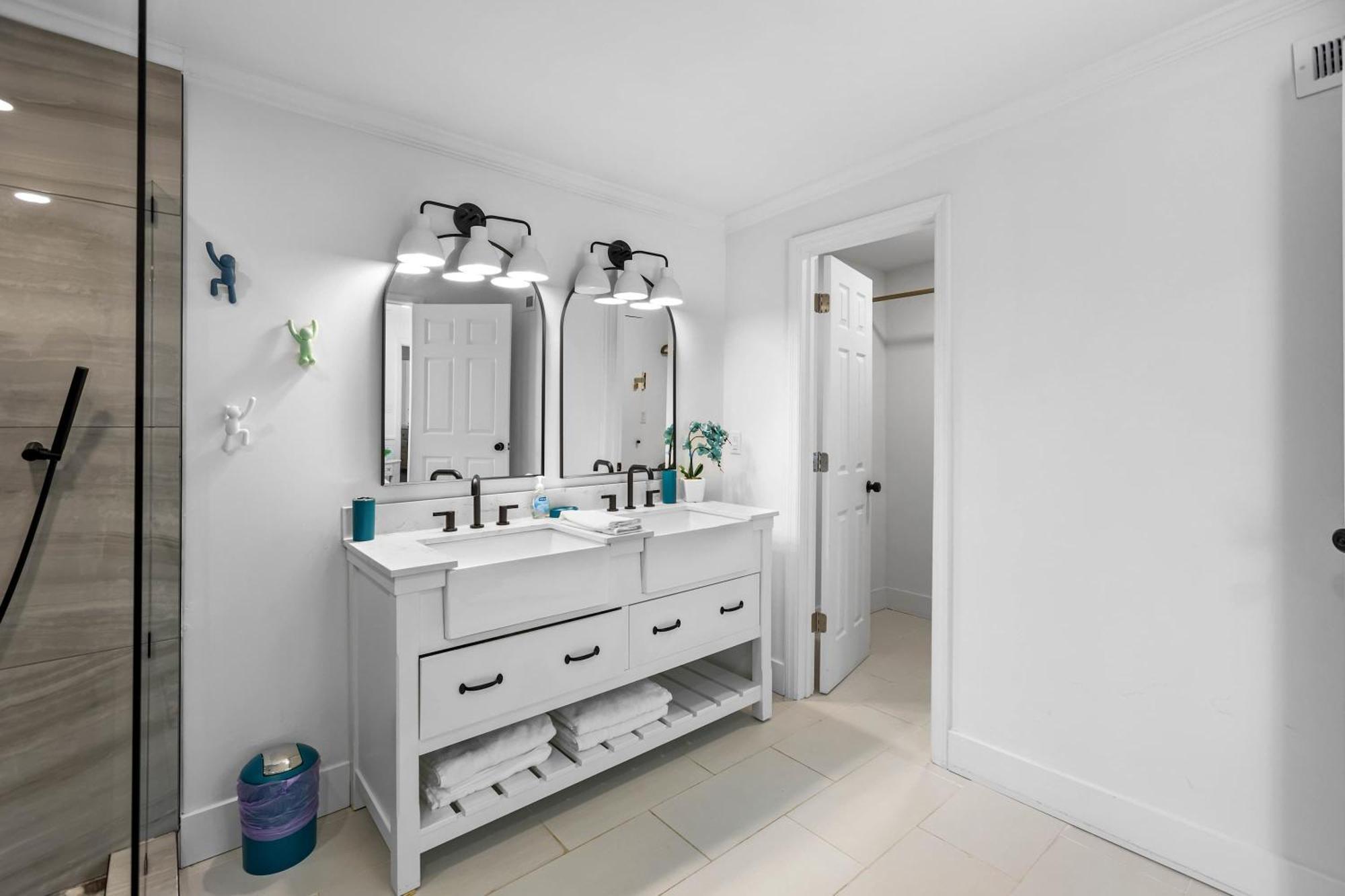 Chic Modern House Close To Beaches & Downtown *