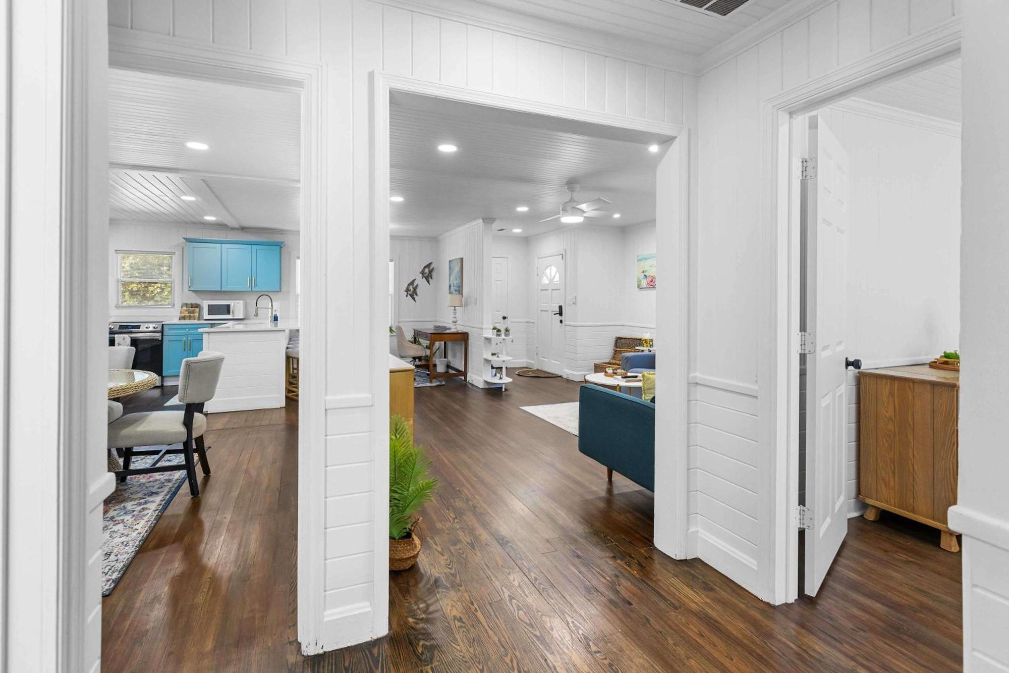 Chic Modern House Close To Beaches & Downtown Holiday home