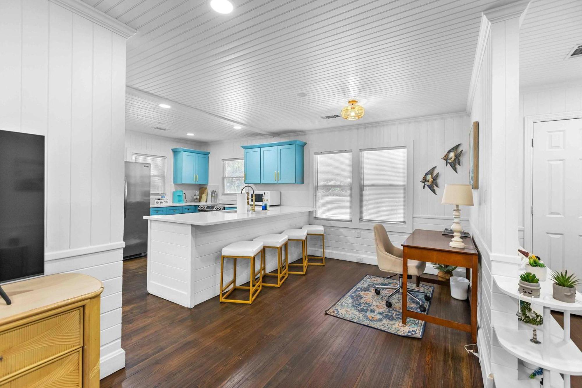Chic Modern House Close To Beaches & Downtown