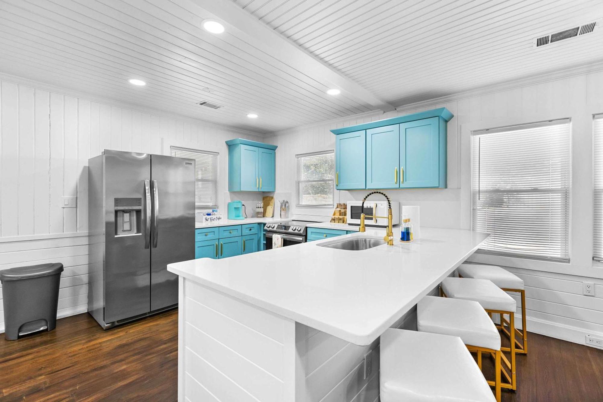 Chic Modern House Close To Beaches & Downtown