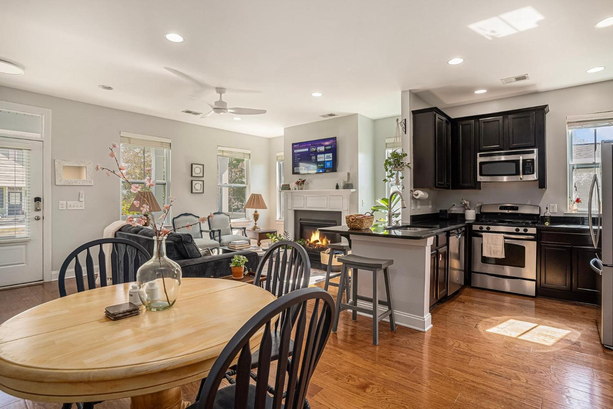Holiday home Relax In Comfort - Retreat Near Chs Downtown & Airport *