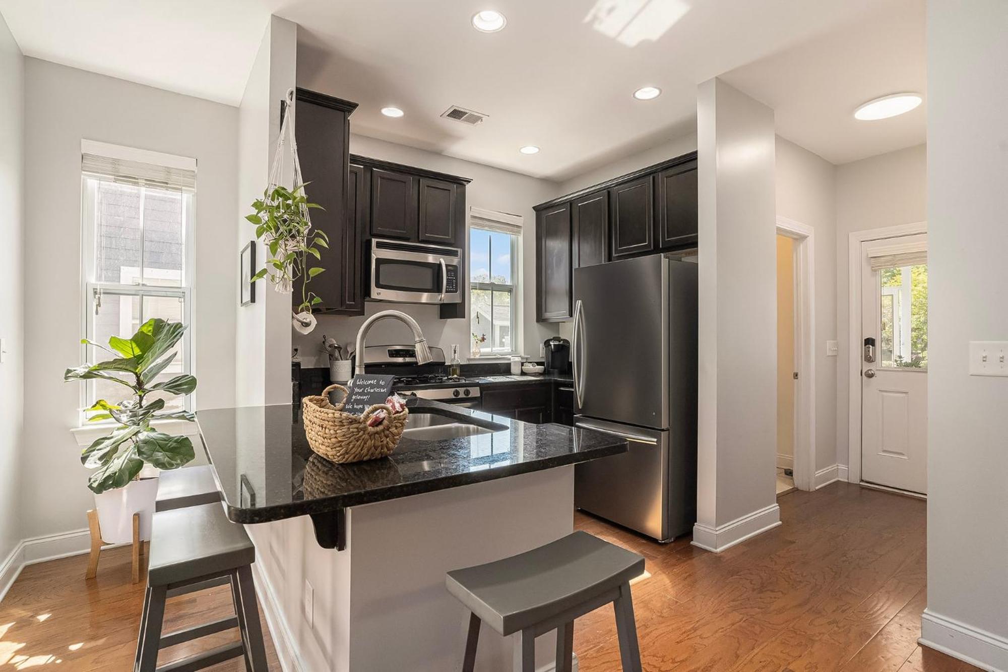 Relax In Comfort - Retreat Near Chs Downtown & Airport Holiday home *