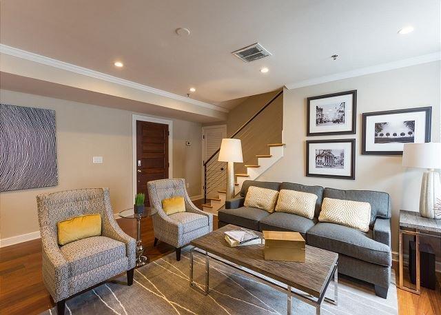 The Quarters On King Apartment *
