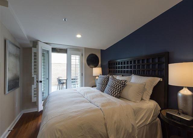 The Quarters On King Apartment *