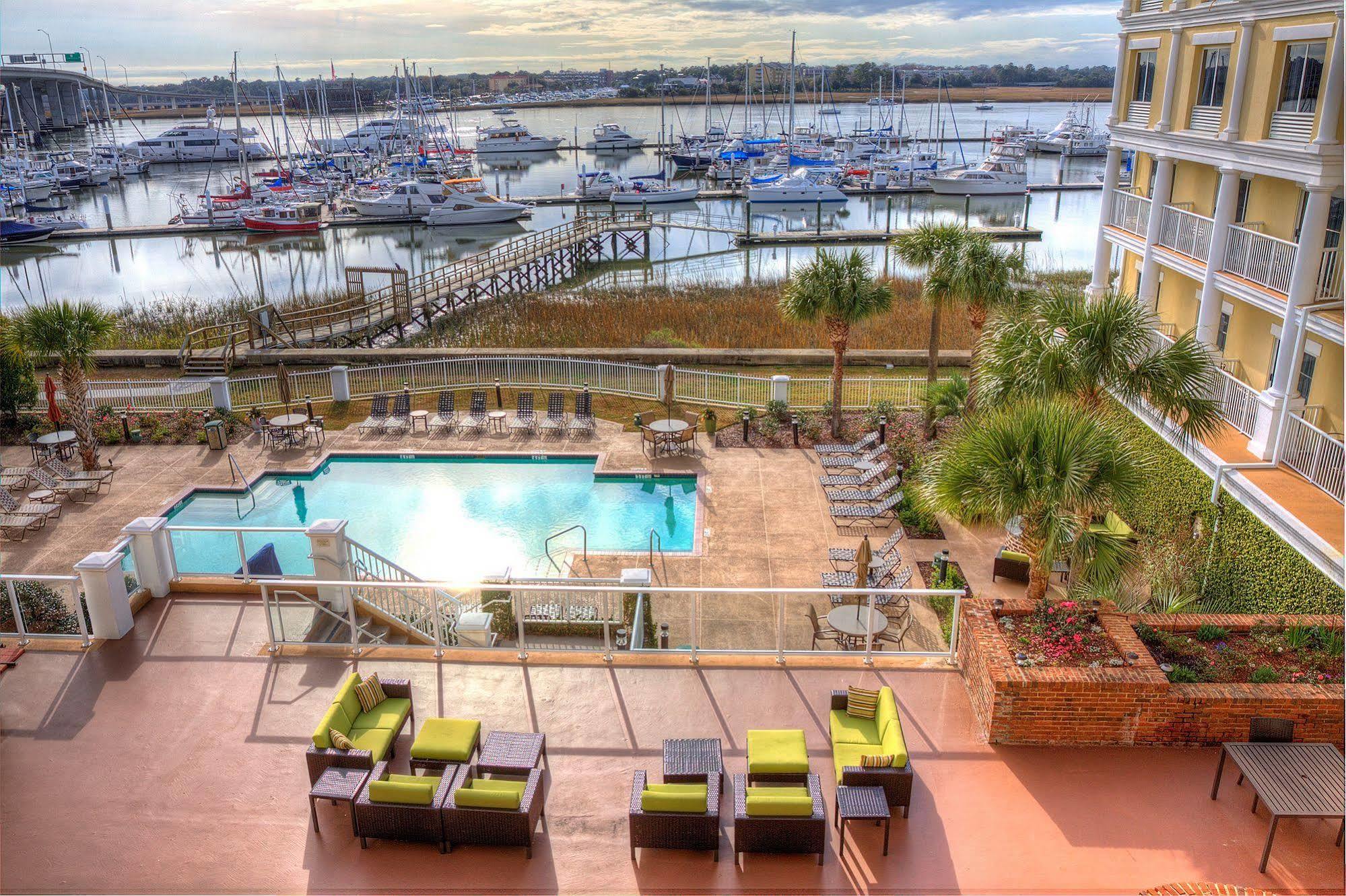 Courtyard Waterfront Charleston