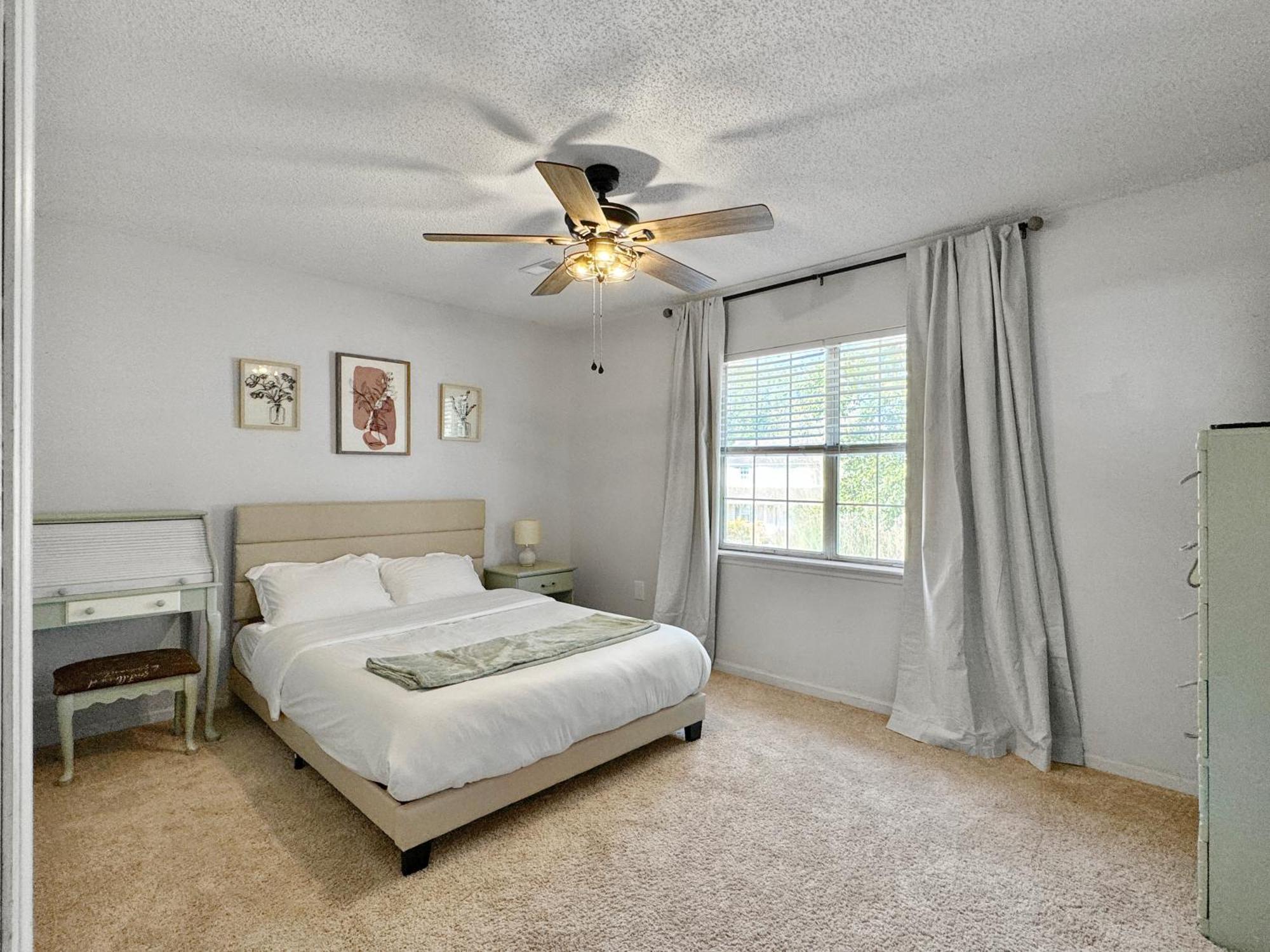 Cozy Away From - Pet-friendly, King Bed Holiday home